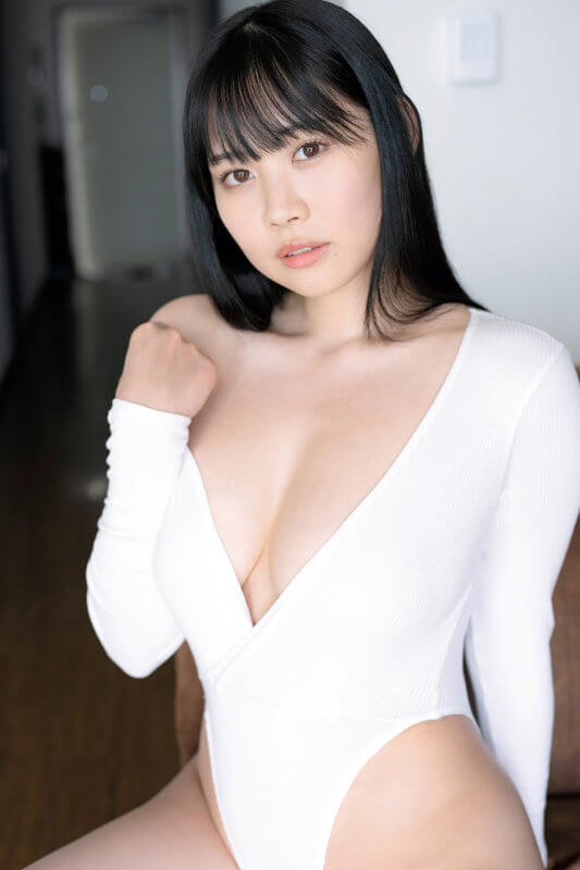 【篠見星奈】ムチムチボディな清楚系グラドルが股間を見せながらアイス舐め